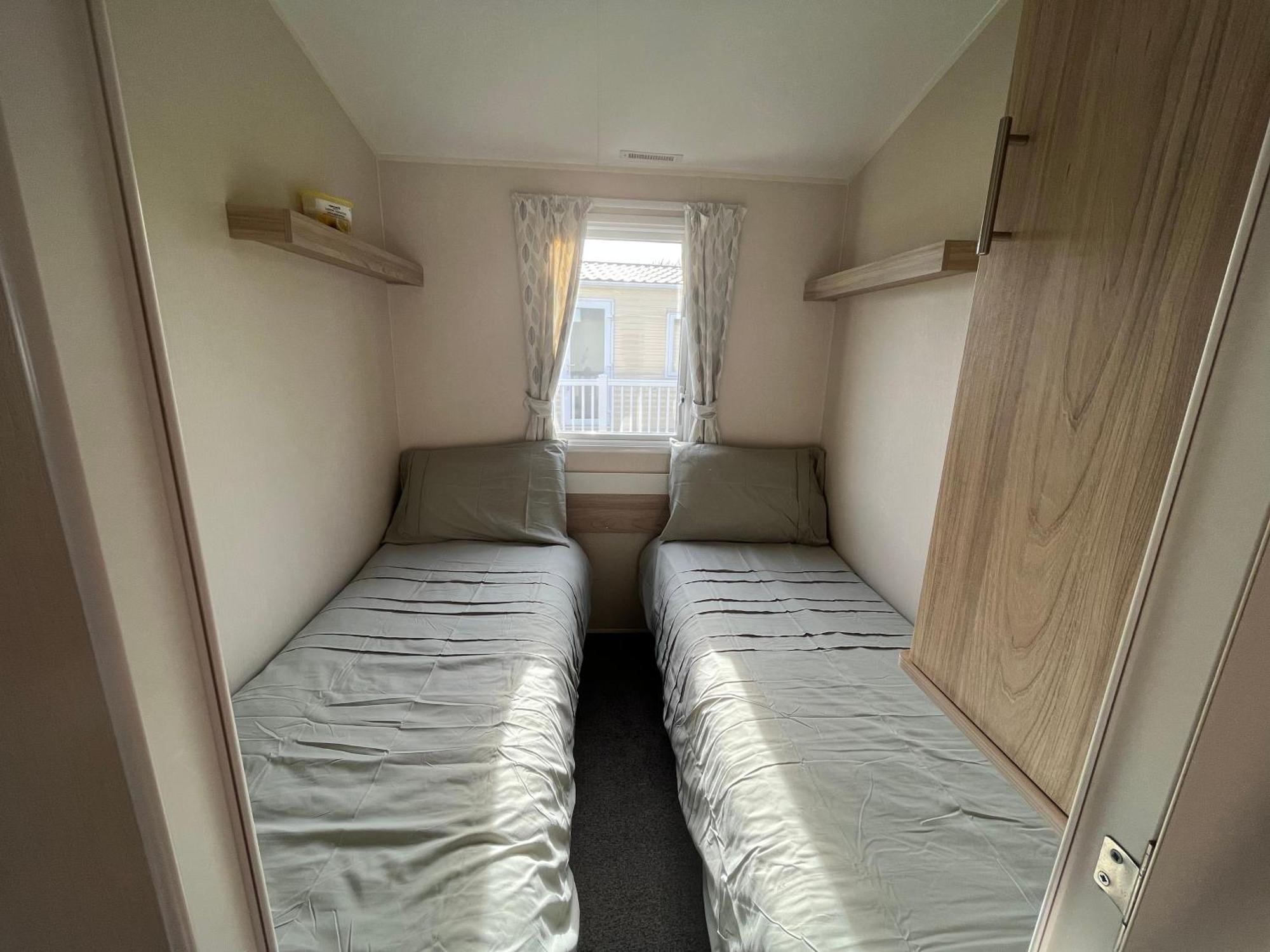 Premium Location - Sleeps 6 - Caravan On The Lakes Chalet