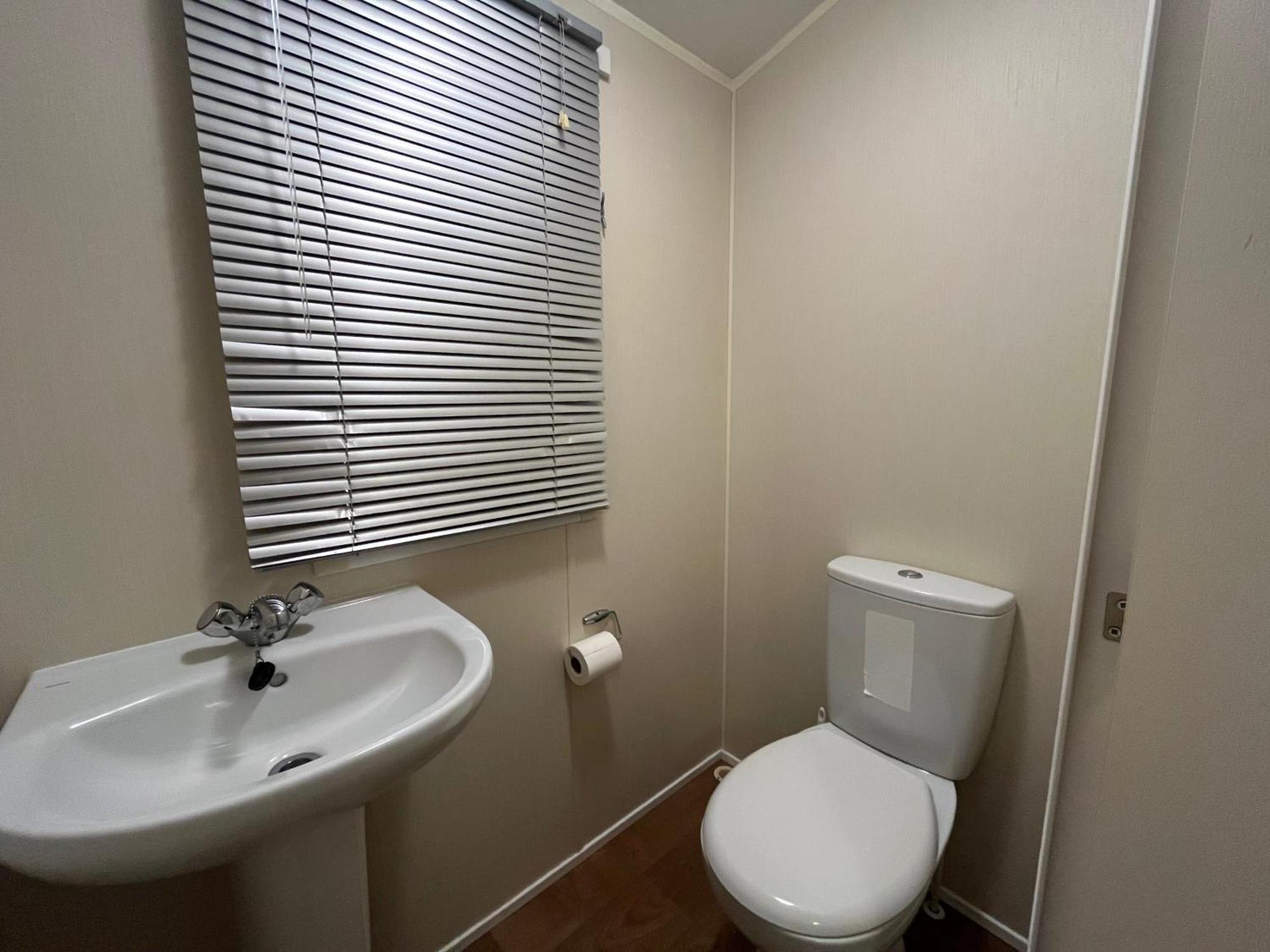 Premium Location - Sleeps 6 - Caravan On The Lakes Chalet *