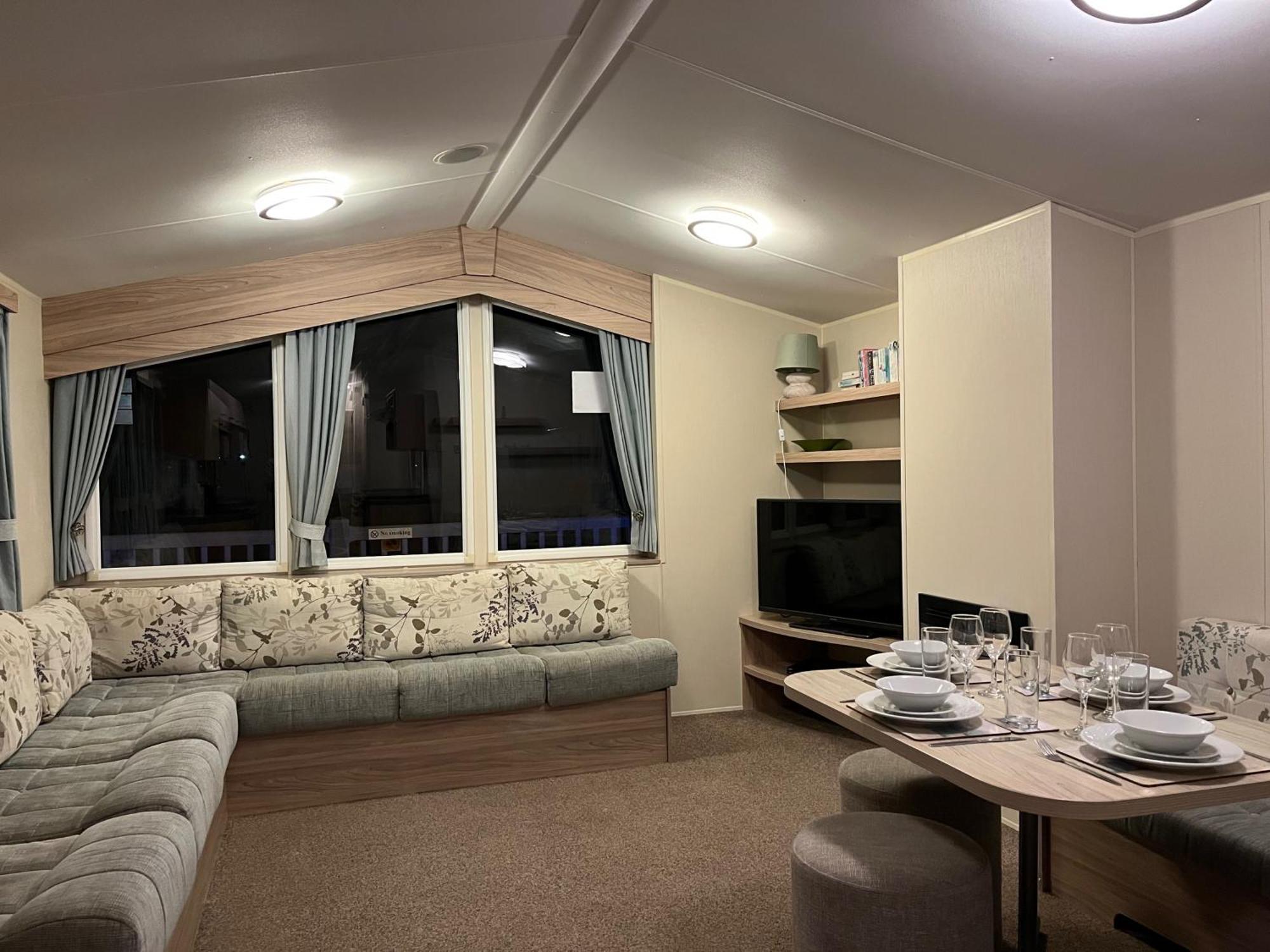 Premium Location - Sleeps 6 - Caravan On The Lakes * Mablethorpe