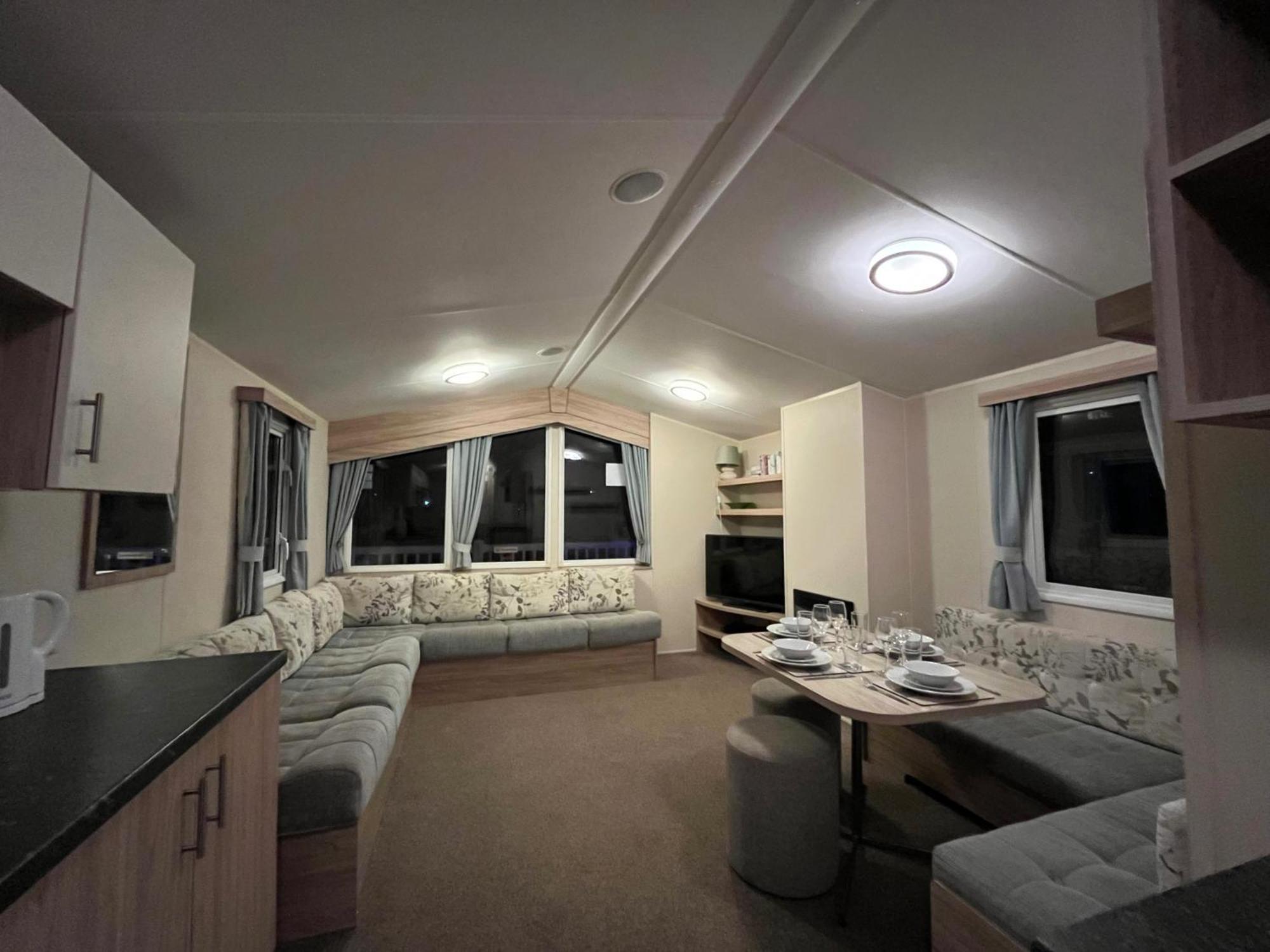 Premium Location - Sleeps 6 - Caravan On The Lakes * Mablethorpe